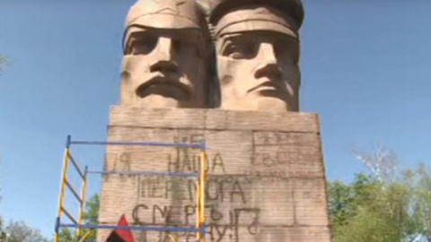 ​У Києві активісти кувалдами ламають ніс пам'ятнику чекістам