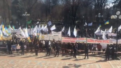 ​Під Радою протестувальники вимагають зберегти спецрежим ПДВ для аграріїв