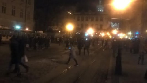 ​У Львові центральну площу закидали димовими шашками