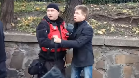 Депутат зміг пройти крізь "ворота", встановлені учасниками протестної акції. Скріншот відео youtube.com/watch?v=SZIMZeDWUug