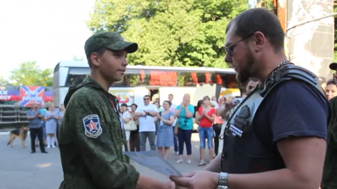 Луганських дітей вчать стріляти в таборі Міноборони РФ