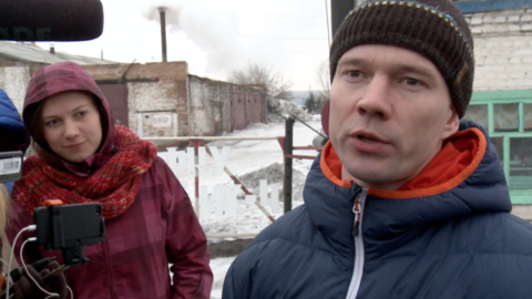 На виході з в'язниці Ільдара зустрічала дружина і журналісти. Фото: bbc.com/russian