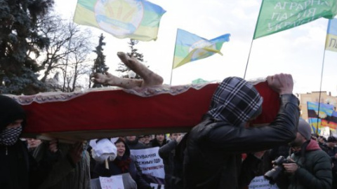 До Ради притягли домовину з тушкою свині