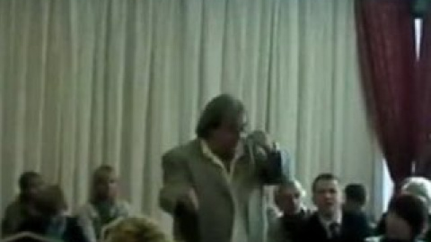 Хряков назвал журналистку "непонятным чмом". Кадр из видеоролика.