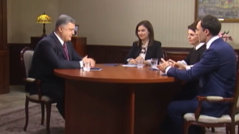 Порошенко зустрівся з ведучими трьох телеканалів. Скріншот YouTube