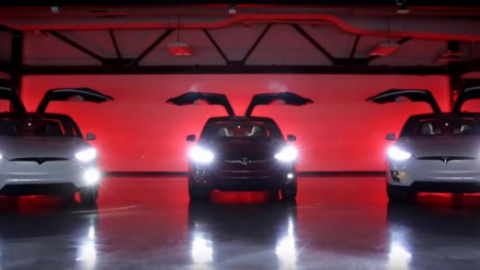 Автомобілі Tesla "затанцювали" під різдвяну пісню