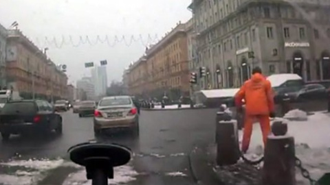 ​Интернет рассмешило видео с регистратора о технике уборки снега на улицах Минска