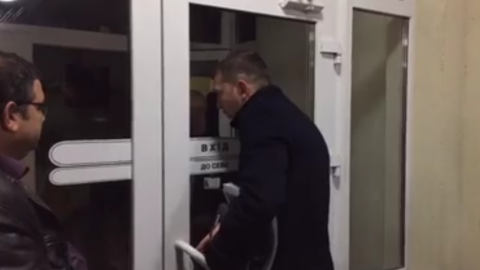 НАБУ не може вручити підозру Насірову, з'явилося відео "штурму" вахтера лікарні