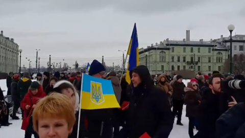 Українські прапори пронесли вулицями Санкт-Петербурга. Скріншот відео