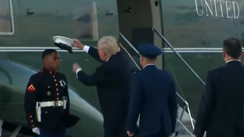Трамп двічі намагався повернути солдату зірваний вітром кашкет