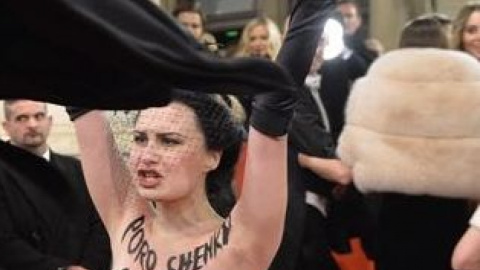 На грудях активістки був напис "Poroshenko, get the fuck out of the Ball!". Фото: facebook.com/femenukraine