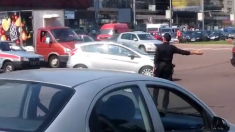 Новим поліцейським не видали жезлів.  Регулюють рух руками
