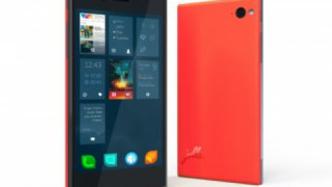 Выглядит смартфон, как будто слеплен из двух частей.