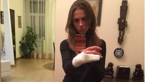 Патрільный заламував руки жінці при затриманні. Фото: facebook.com/Евгений Жуков