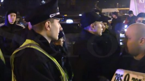40 таксистів, полк Дніпро-1 і 8 патрульних машин влаштували розбірки в центрі Дніпропетровська