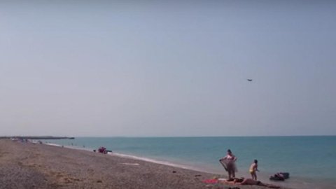 Кримський пляж. Фото: скриншот YouTube