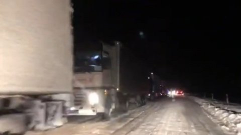 На месте работали около 50 экипажей патрульных, спасатели и дорожные службы. Скриншот twitter.com/HromadskeUA