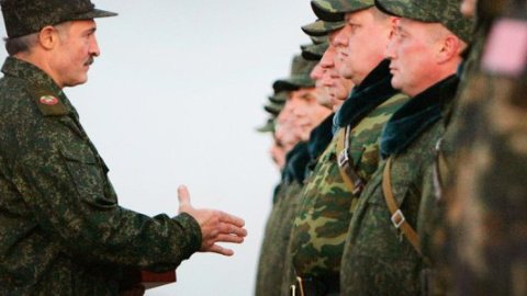 Лукашенко: армія Білорусі забезпечить спокійне проведення виборів у 2015 році