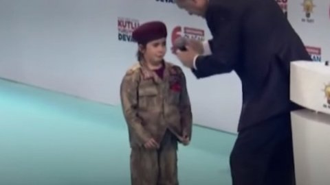 Якщо вона загине, її тіло укриють прапором. Скріншот відео youtube.com/watch?time_continue=3&v=7bRRk6I39nU