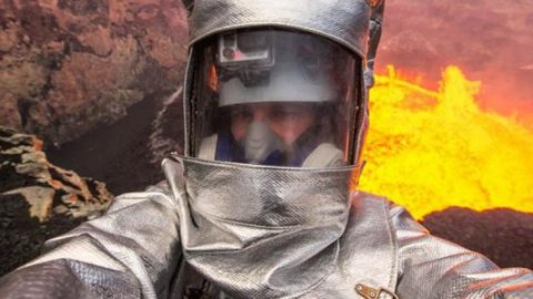 ​Канадский телеведущий сделал селфи в кратере действующего вулкана