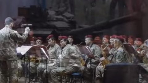 ​Ко Дню Вооруженных сил военные сняли видео под сопровождение президентского оркестра