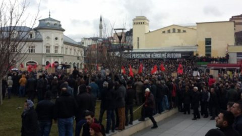 ​В массовых беспорядках в Косово пострадали десятки человек, более 100 арестованы