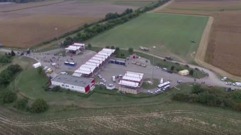 На угорсько-хорватському кордоні колони автобусів, безліч людей і новий паркан