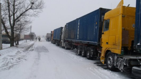 На півдні України сніжний колапс: в Одеській області закрито 10 автодоріг і затримуються поїзди