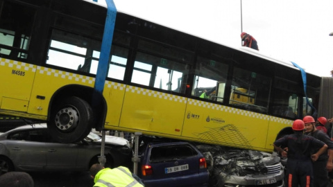 На місці аварії приїхало багато машин швидкої допомоги. Фото: cnnturk.com