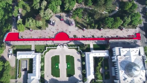 По червоній доріжці пройшли делегати країн. Скріншот відео