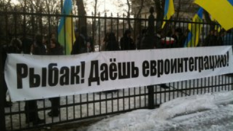 Митинг в поддержку евроинтеграци, организованный Партией регионов, проходил у Верховной Рады.