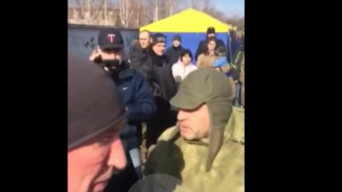 Люди у балаклавах турбують жителів Конотопа. Скриншот видео