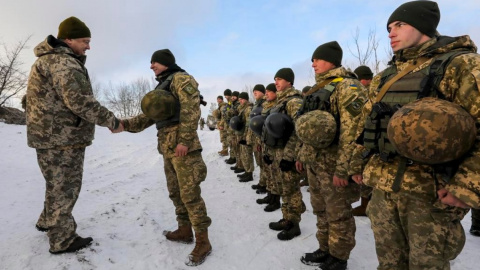 Президент на передовій нагородив воїнів нагородами. Фото: @STsegolko 