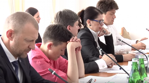 Відео дня: Савченко засипала на засіданні Комітету з питань нацбезпеки