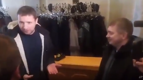 Виникла невелика сутичка, але Парасюку вдалося потрапити в зал