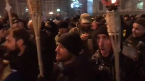 До протестуючих вийшов представник АП, однак його прогнали з криками "Ганьба"