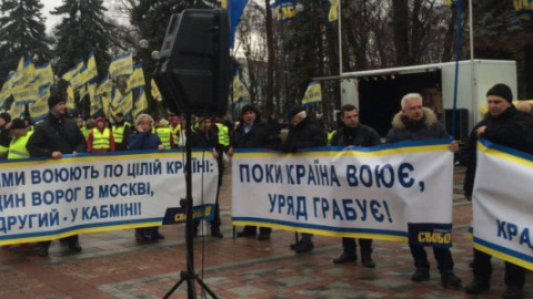 Кількість учасників протесту біля будівлі Ради зростає