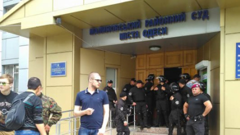 Обвинуваченого у справі "2 травня" росіянина відпустили під домашній арешт: в суді почалася бійка