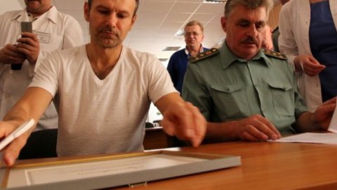 ​Вакарчук передав для бійців АТО новітній "рентген" і подарував флешки з новою піснею
