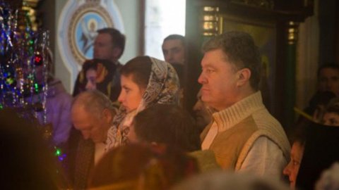 ​Порошенко с семьей пел колядки в Манявском монастыре