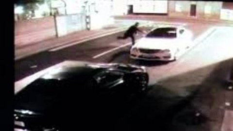 ​Угонщик получил по голове кирпичом, брошенным в окно машины