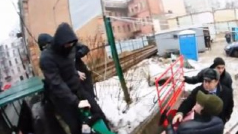 Некоторые активисты перелезли через забор. Скриншот видео с Comments.ua