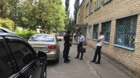 2 невідомих поранили чоловіка з пневматичної зброї і відняли у нього 200 тис. гривень в Києві. Скріншот відео .facebook.com/Поліція-Києва