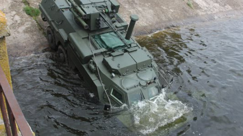 У Харкові випробували модернізований БТР-водохід