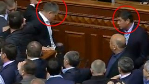 Вадим Колесниченко и Александр Онищенко во время избиения лежащего Олега Медуницы. Кадр "5 канала"