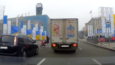 Жінка проігнорувала підземний перехід. Скріншот відео youtube Николай Белойван