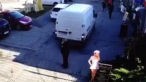 За секунду до: сдавая задом, автобус наехал на пешехода. Фото: скриншот Youtube