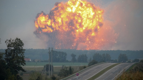 Вранці боєприпаси продовжили вибухати, викликаючи паніку у місцевих жителів. 