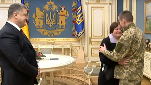 Зворушлива зустріч "кіборга" з матір'ю. Скріншот відео
