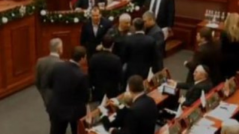Между депутатами возник серьезный конфликт. Скриншот видео на Youtube